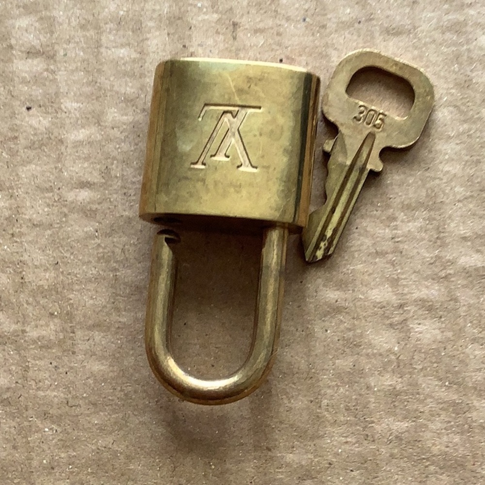 #305 Authentic Louis Vuitton Vintage Padlock Lock & Key Set - Picture 3 of 5